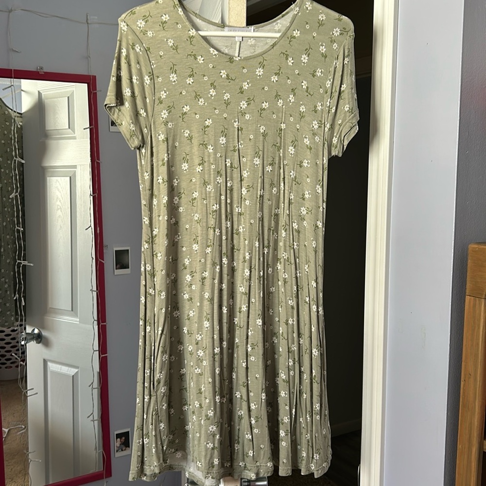 Size large 
Green flowers 
Pockets in the dress 
Casual 
Junior